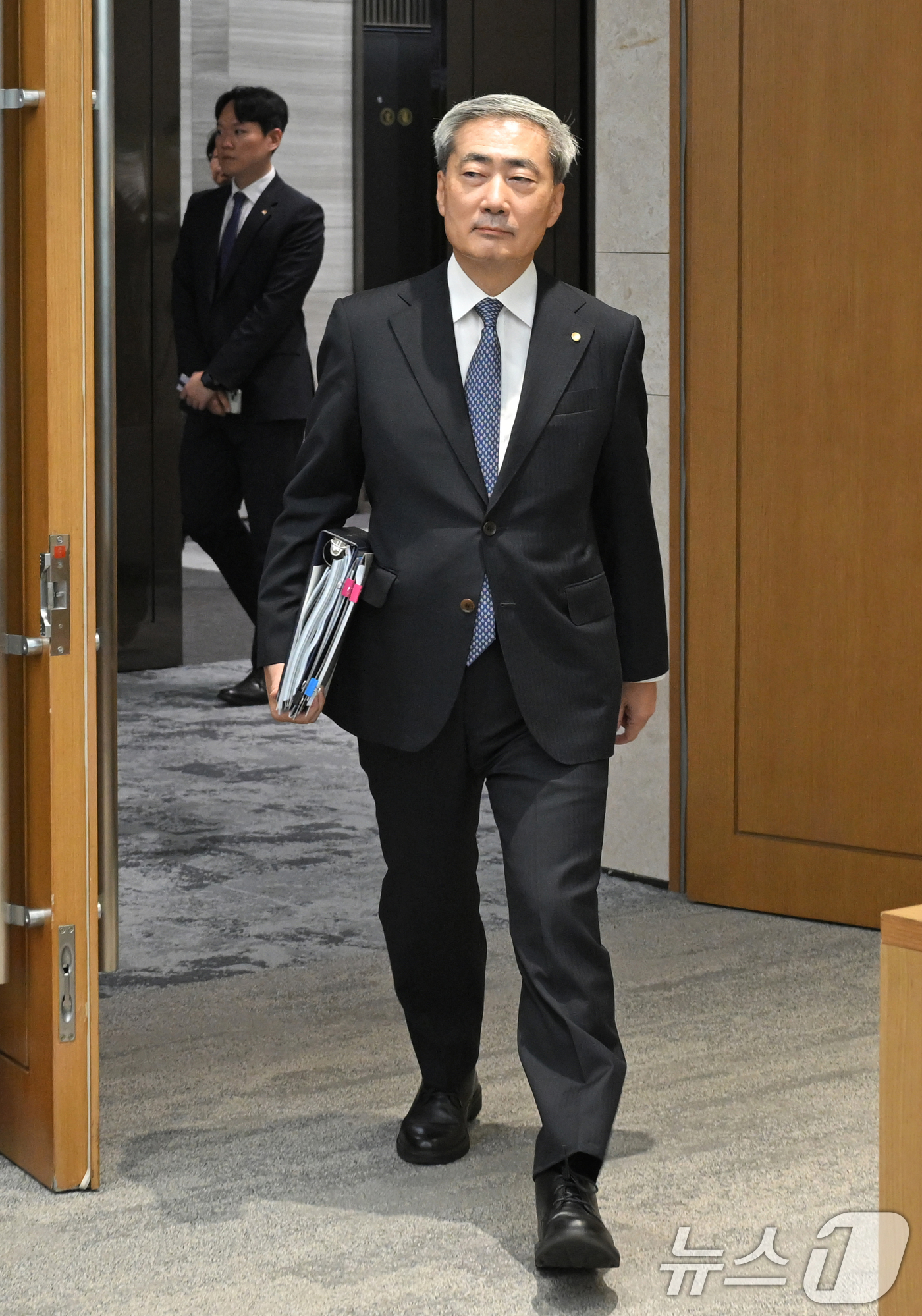 (서울=뉴스1) 사진공동취재단 = 신현송 한국은행 총재가 27일 오전 서울 중구 한국은행에서 열린 금융통화위원회 회의에 참석하고 있다. 2026.8.27/뉴스1