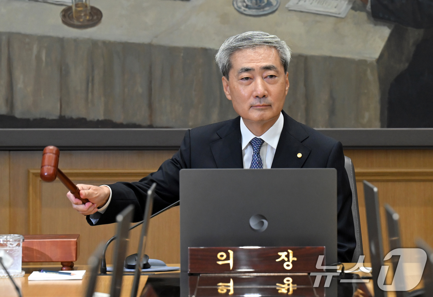 (서울=뉴스1) 사진공동취재단 = 신현송 한국은행 총재가 27일 오전 서울 중구 한국은행에서 열린 금융통화위원회 회의에서 의사봉을 두드리고 있다. 2026.8.27/뉴스1