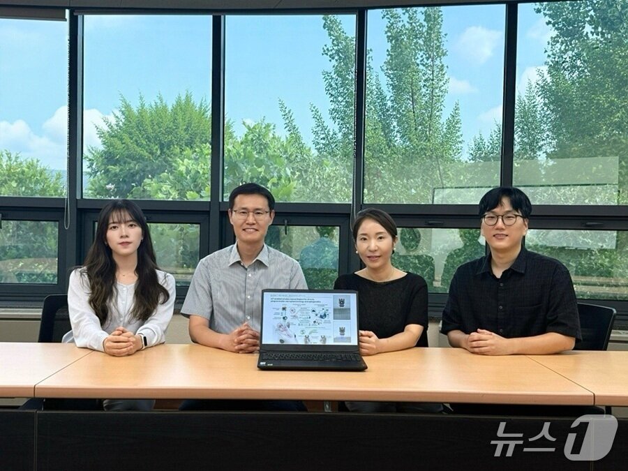 본문 이미지 - 왼쪽부터 KAIST 정은영 박사과정·정재웅 교수, 연세대학교 의과대학 김화영 교수·박종우 박사과정(KAIST 제공) /뉴스1