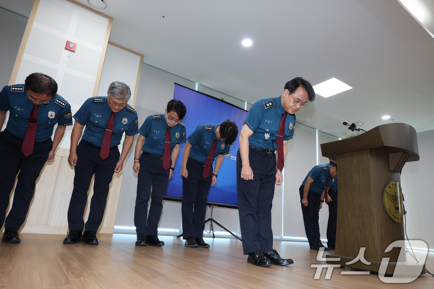 (제주=뉴스1) 안은나 기자 = 고평기 제주경찰청장이 27일 청사에서 열린 지휘부 회의에서 장미란 씨 등 실종사건 허위 종결 사태와 관련, 대도민 메시지를 발표하며 사과하고 있다. …