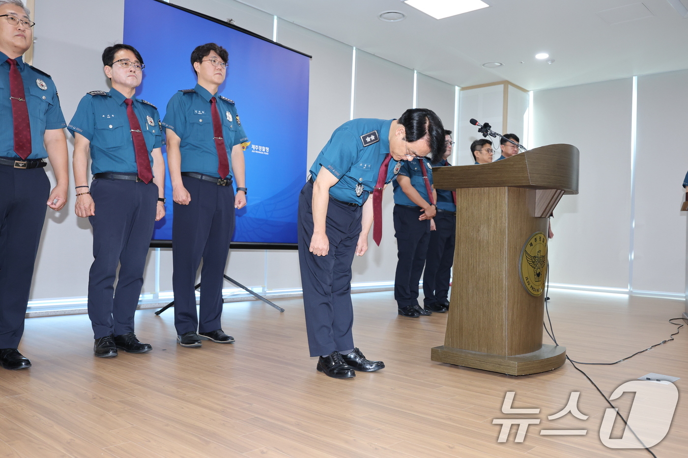 (제주=뉴스1) 안은나 기자 = 고평기 제주경찰청장이 27일 청사에서 열린 지휘부 회의에서 장미란 씨 등 실종사건 허위 종결 사태와 관련, 대도민 메시지를 발표하며 사과하고 있다. …