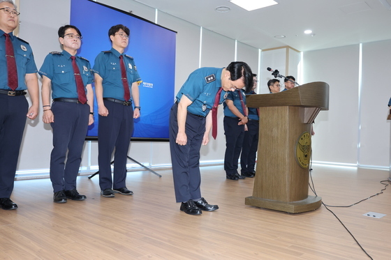 고개 숙여 사과하는 고평기 제주경찰청장