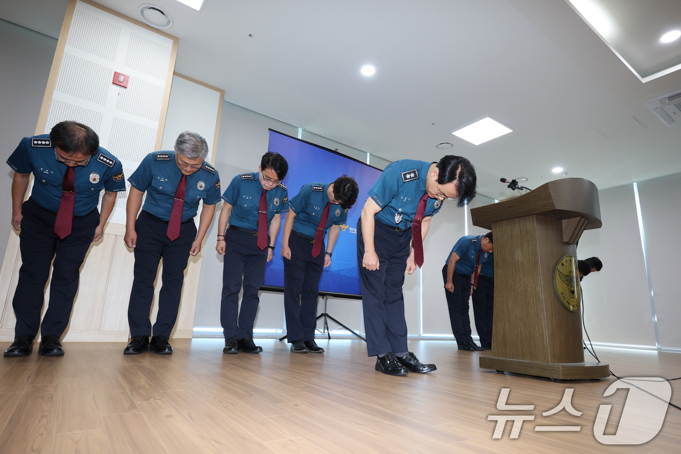 (제주=뉴스1) 안은나 기자 = 고평기 제주경찰청장이 27일 청사에서 열린 지휘부 회의에서 장미란 씨 등 실종사건 허위 종결 사태와 관련, 대도민 메시지를 발표하며 사과하고 있다. …