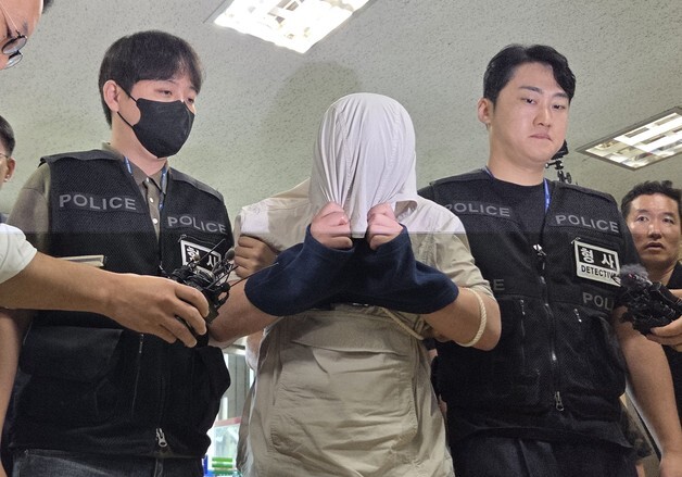 '유학생 살해'  30대 영장심사 출석…"왜 범행했나" 질문에 묵묵부답