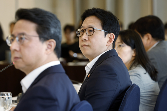 발제 경청하는 배경훈 부총리