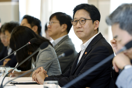 참석자 소개 영상 바라보는 배경훈 부총리