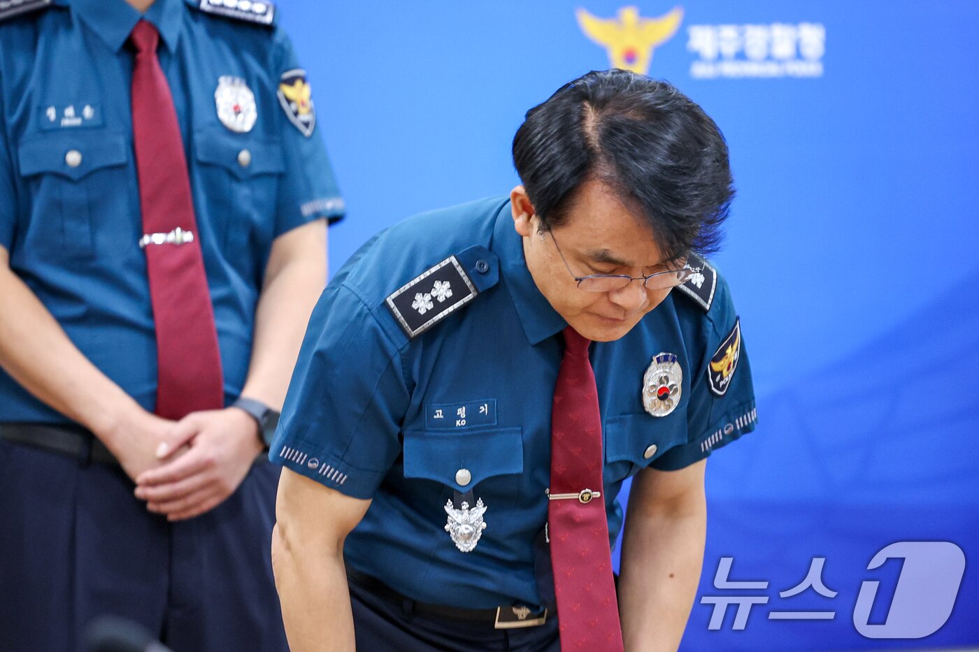 본문 이미지 - 고평기 제주경찰청장이 27일 청사에서 열린 지휘부 회의에서 실종사건 허위 종결 사태와 관련, 대도민 메시지를 발표하며 사과하고 있다. 2026.8.27 ⓒ 뉴스1 안은나 기자