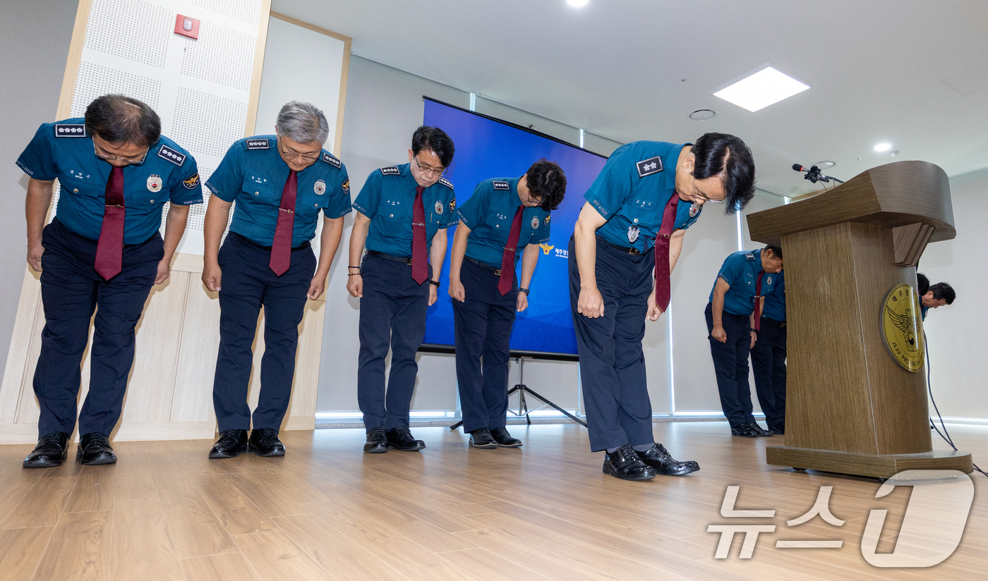 (제주=뉴스1) 안은나 기자 = 고평기 제주경찰청장이 27일 청사에서 열린 지휘부 회의에서 장미란 씨 등 실종사건 허위 종결 사태와 관련, 대도민 메시지를 발표하며 사과하고 있다. …