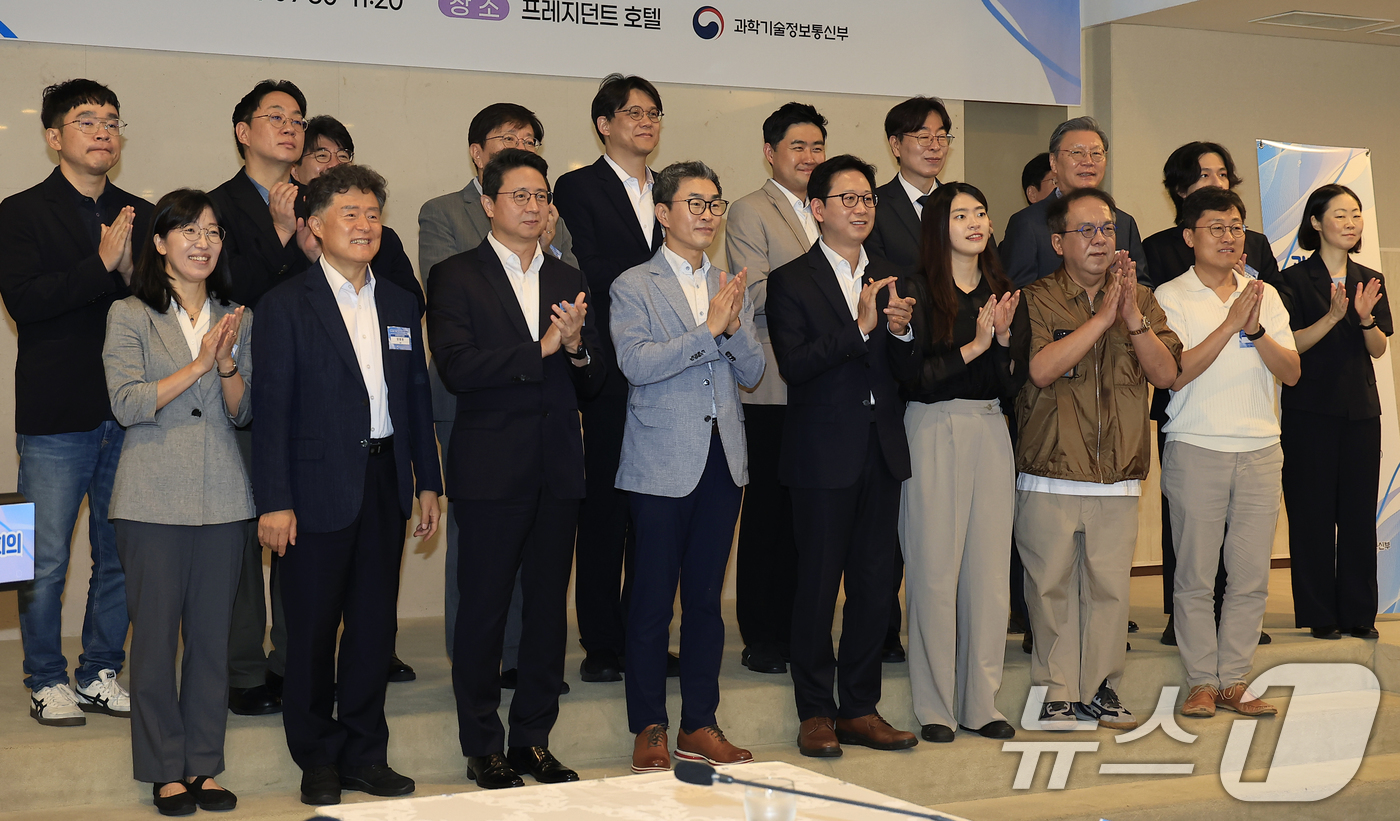(서울=뉴스1) 박정호 기자 = 배경훈 부총리 겸 과학기술정보통신부 장관이 27일 오전 서울시 중구 을지로 프레지던트호텔에서 열린 제2차 과학기술·인공지능 미래전략회의에서 민간 자 …
