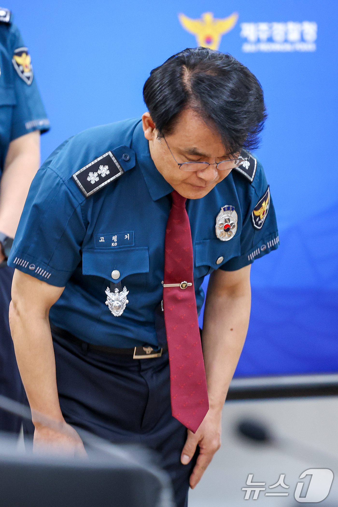 (제주=뉴스1) 안은나 기자 = 고평기 제주경찰청장이 27일 청사에서 열린 지휘부 회의에서 장미란 씨 등 실종사건 허위 종결 사태와 관련, 대도민 메시지를 발표하며 사과하고 있다. …