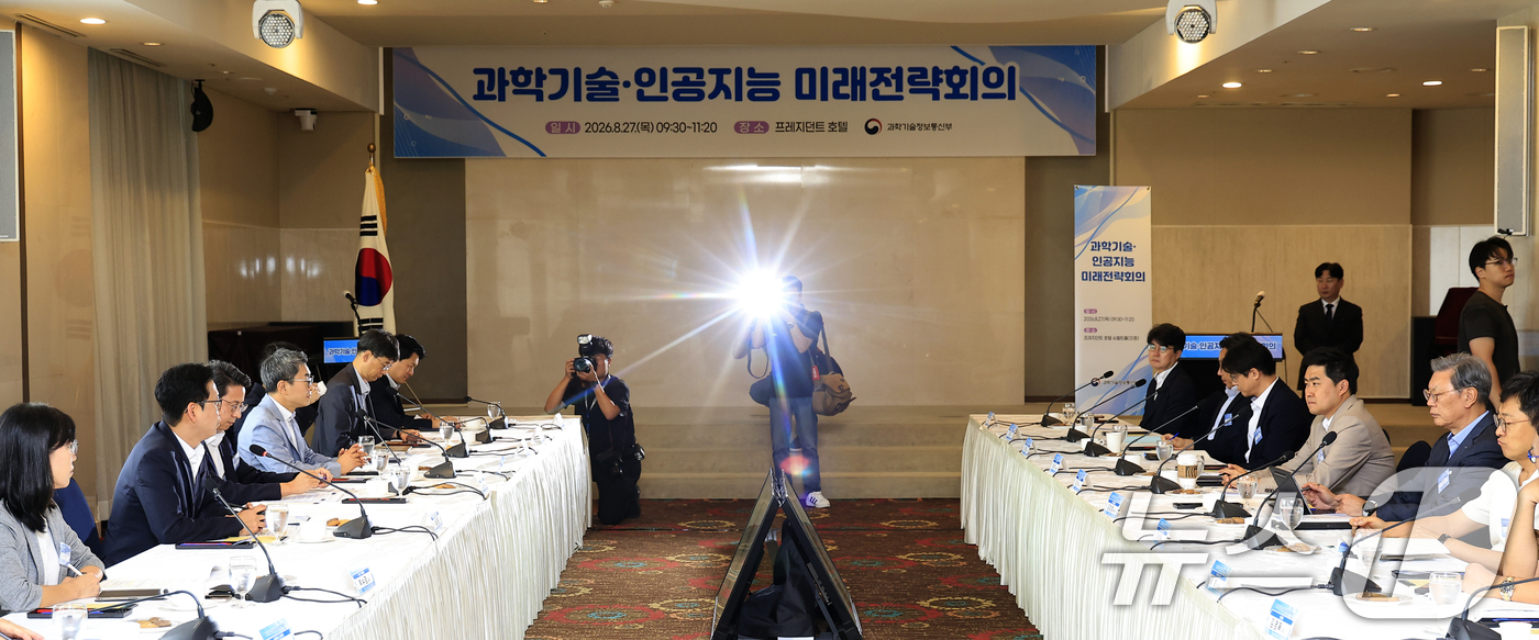 (서울=뉴스1) 박정호 기자 = 배경훈 부총리 겸 과학기술정보통신부 장관이 27일 오전 서울시 중구 을지로 프레지던트호텔에서 열린 제2차 과학기술·인공지능 미래전략회의에서 인사말을 …