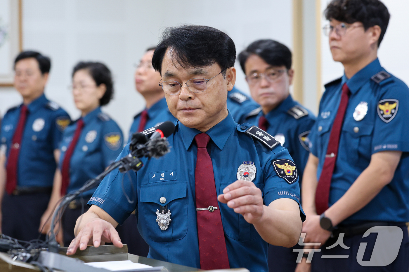 (제주=뉴스1) 안은나 기자 = 고평기 제주경찰청장이 27일 청사에서 열린 지휘부 회의에서 장미란 씨 등 실종사건 허위 종결 사태와 관련, 대도민 메시지를 발표하기 위해 입장하고 …