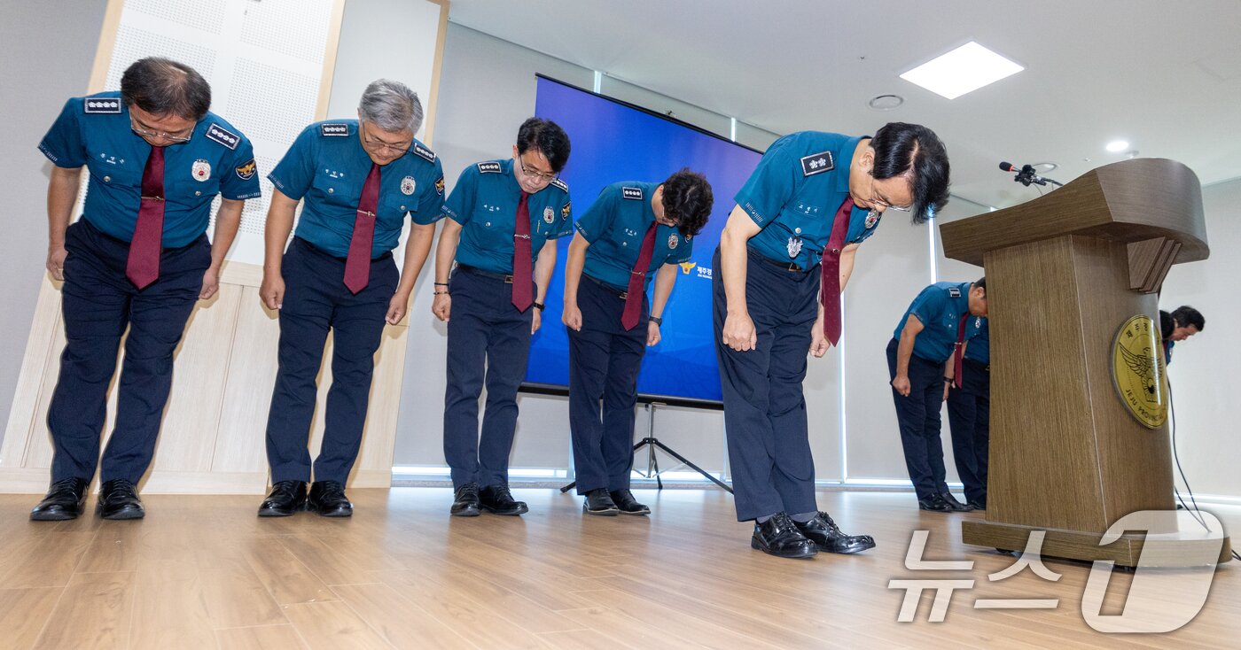 본문 이미지 - 고평기 제주경찰청장이 27일 청사에서 열린 지휘부 회의에서 장미란 씨 등 실종사건 허위 종결 사태와 관련, 대도민 메시지를 발표하며 사과하고 있다. 2026.8.27 ⓒ 뉴스1 안은나 기자