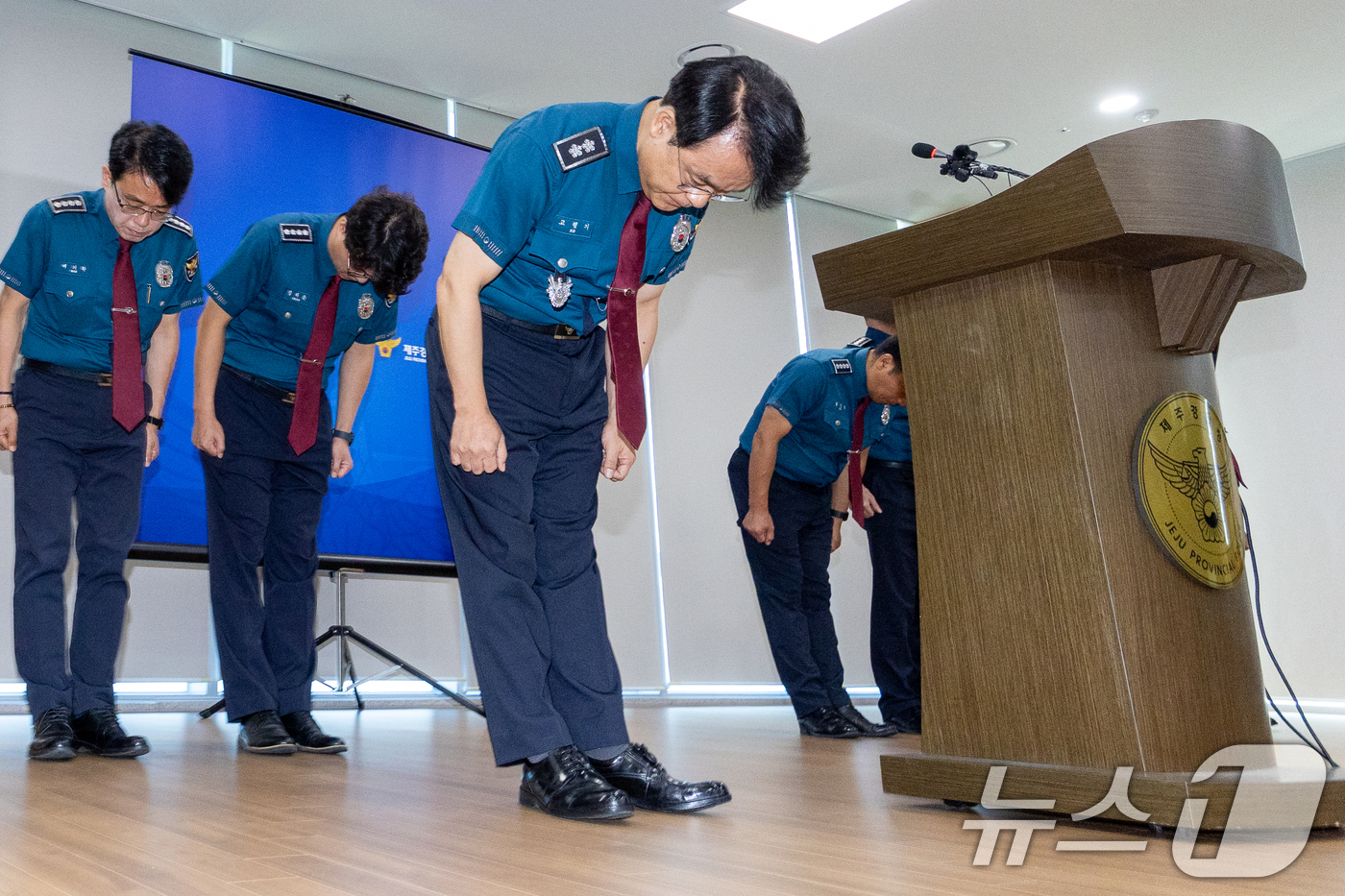 (제주=뉴스1) 안은나 기자 = 고평기 제주경찰청장이 27일 청사에서 열린 지휘부 회의에서 장미란 씨 등 실종사건 허위 종결 사태와 관련, 대도민 메시지를 발표하며 사과하고 있다. …