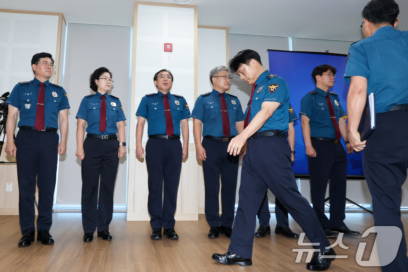 (제주=뉴스1) 안은나 기자 = 고평기 제주경찰청장이 27일 청사에서 열린 지휘부 회의에서 장미란 씨 등 실종사건 허위 종결 사태와 관련, 대도민 메시지를 발표한 뒤 이동하고 있다 …