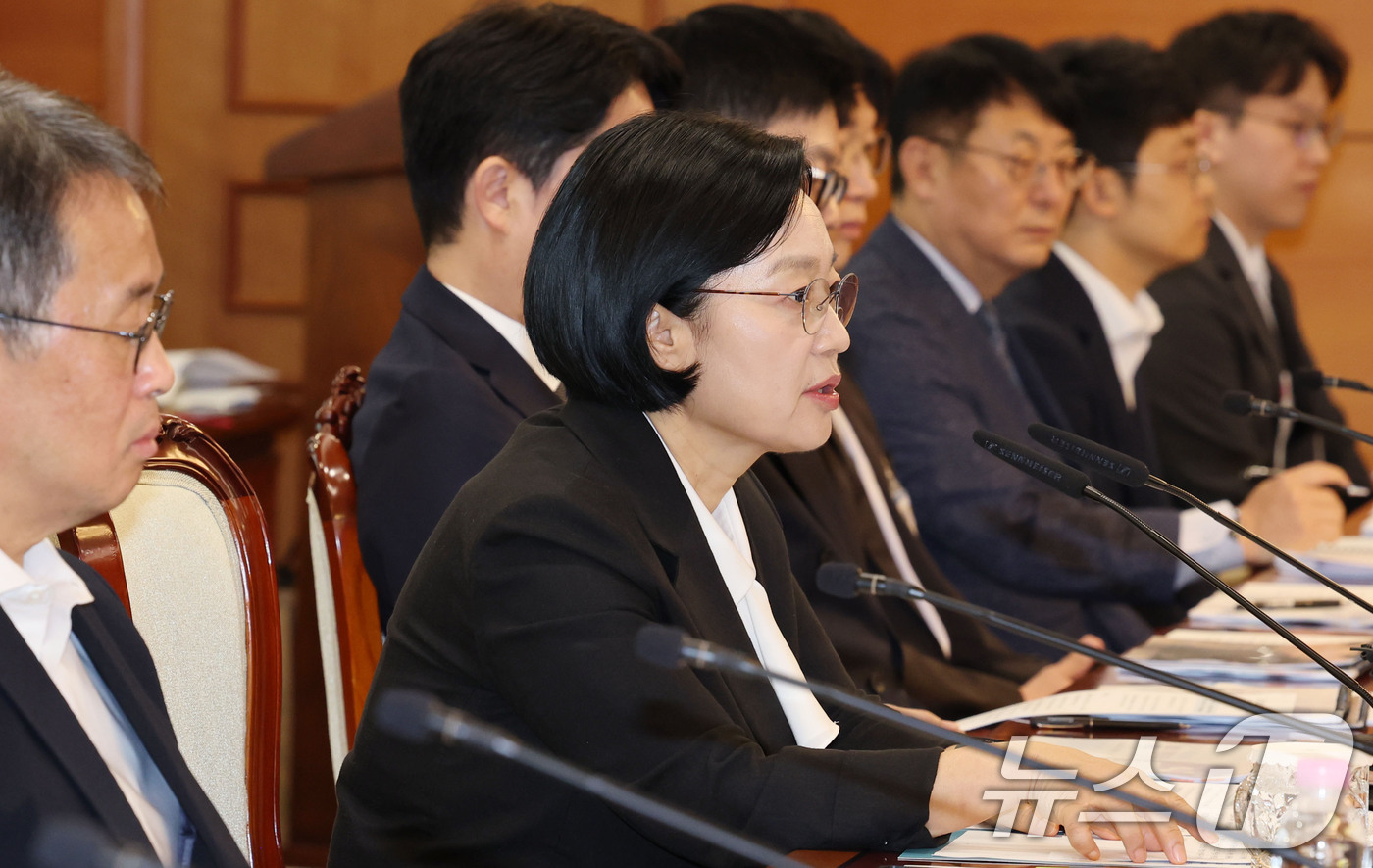 (서울=뉴스1) 이종덕 기자 = 한성숙 국무총리가 27일 서울 정부종합청사에서 열린 공공누리집(인터넷홈페이지) UI/UX위원회 회의에서 모두 발언하고 있다.  이날 회의에서는 LH …