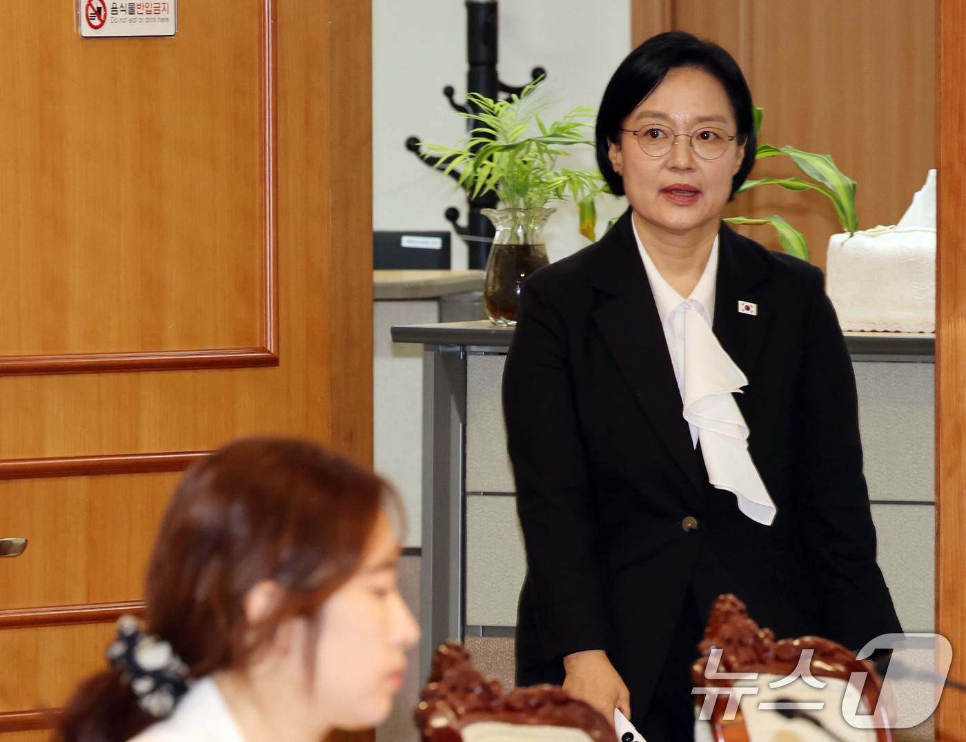 (서울=뉴스1) 이종덕 기자 = 한성숙 국무총리가 27일 서울 정부종합청사에서 열린 공공누리집(인터넷홈페이지) UI/UX위원회 회의장에 입장하고 있다.  이날 회의에서는 LH 청약 …