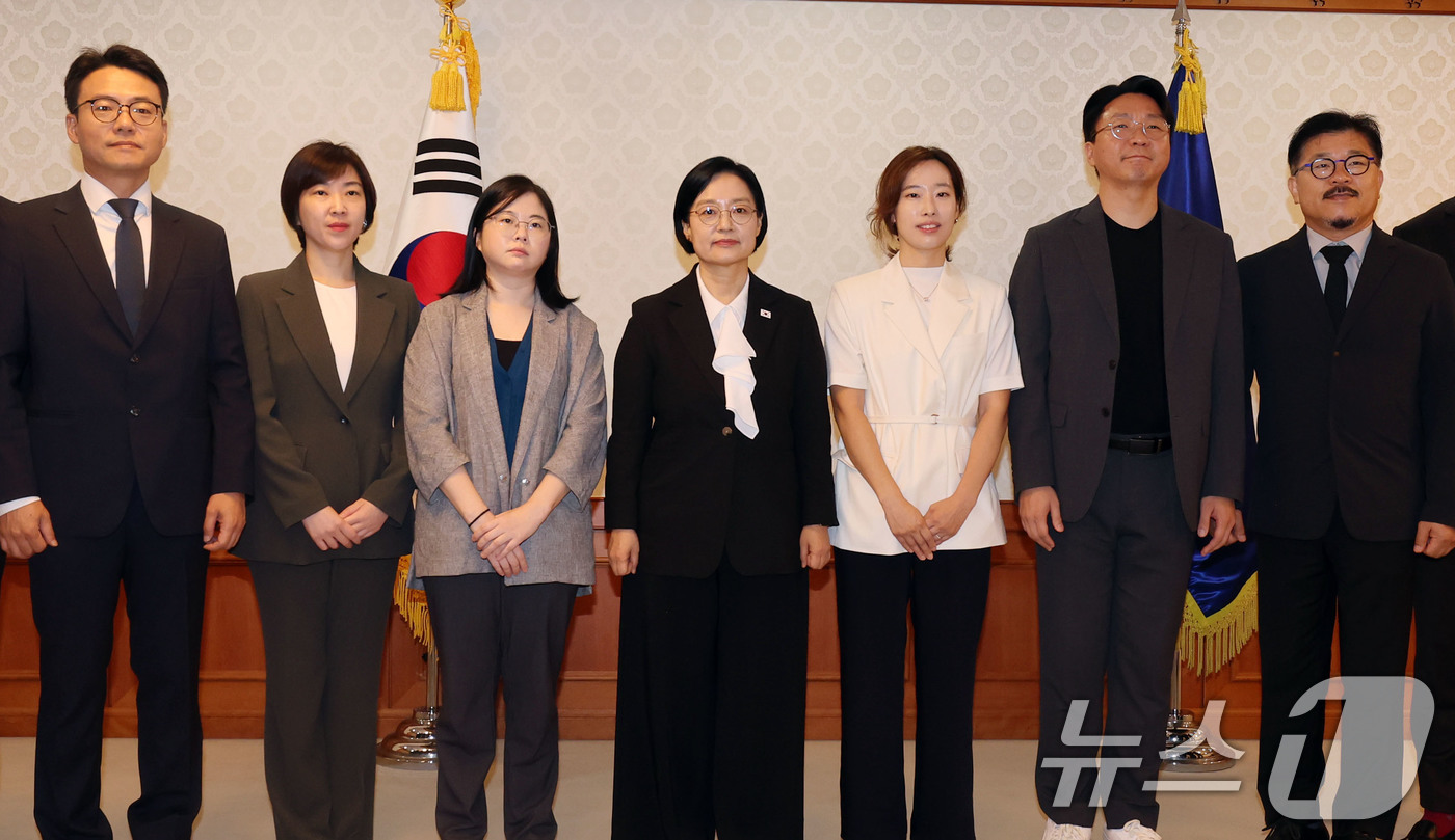 (서울=뉴스1) 이종덕 기자 = 한성숙 국무총리가 27일 서울 정부종합청사에서 열린 공공누리집(인터넷홈페이지) UI/UX위원회 민간위원 위촉식 후 기념촬영하고 있다.  이날 열린 …