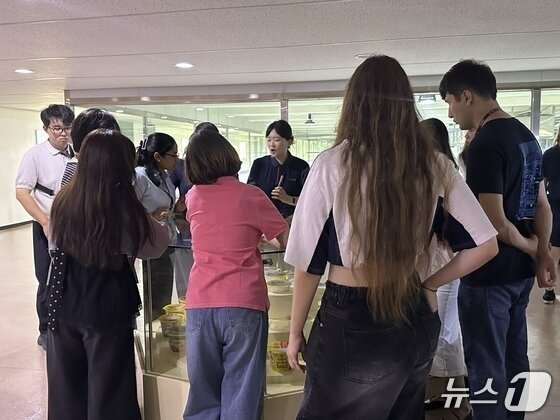 본문 이미지 - 오뚜기 대풍공장 견학 중인 글로벌 캠프 참가자들 ⓒ 뉴스1 박혜연 기자