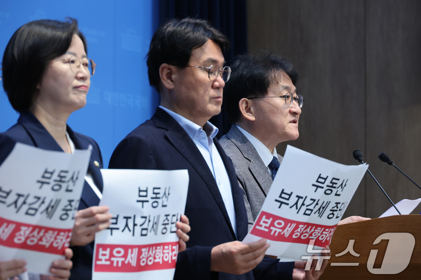 (서울=뉴스1) 신웅수 기자 = 차규근 조국혁신당 의원이 27일 서울 여의도 국회 소통관에서 부동산 부자 감세 중단, 보유세 정상화 촉구 기자회견을 하고 있다. 2026.8.27/ …