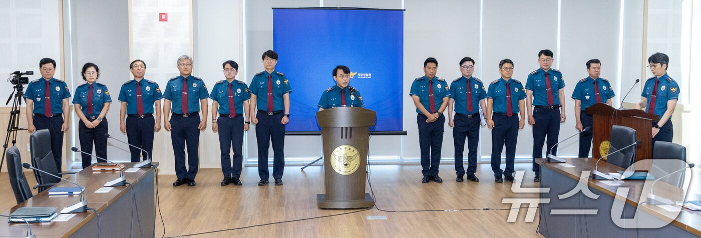 본문 이미지 - 고평기 제주경찰청장이 27일 청사에서 열린 지휘부 회의에서 실종사건 허위 종결 사태와 관련, 대도민 메시지를 발표하며 사과하고 있다. 2026.8.27 ⓒ 뉴스1 안은나 기자