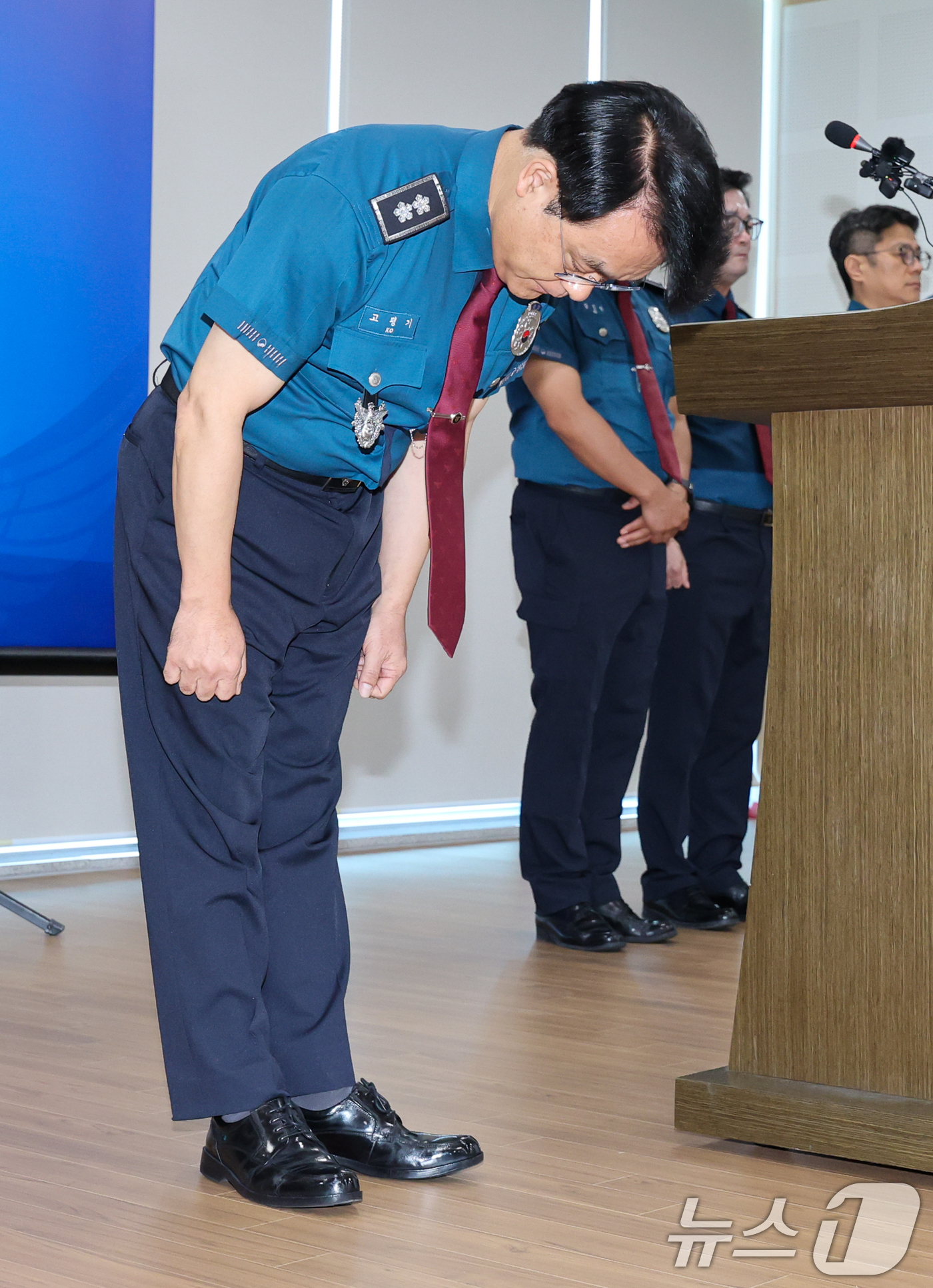 (제주=뉴스1) 안은나 기자 = 고평기 제주경찰청장이 27일 청사에서 열린 지휘부 회의에서 장미란 씨 등 실종사건 허위 종결 사태와 관련, 대도민 메시지를 발표하며 사과하고 있다. …