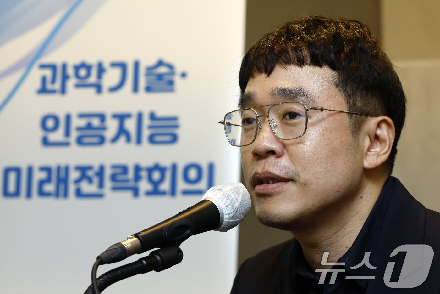 본문 이미지 - 신진우 KAIST 교수가 27일 오전 서울시 중구 을지로 프레지던트호텔에서 열린 제2차 과학기술·인공지능 미래전략회의에서 '최상위급 AI 모델 확보 방안'을 주제로 발제를 하고 있다. 2026.8.27 ⓒ 뉴스1 박정호 기자