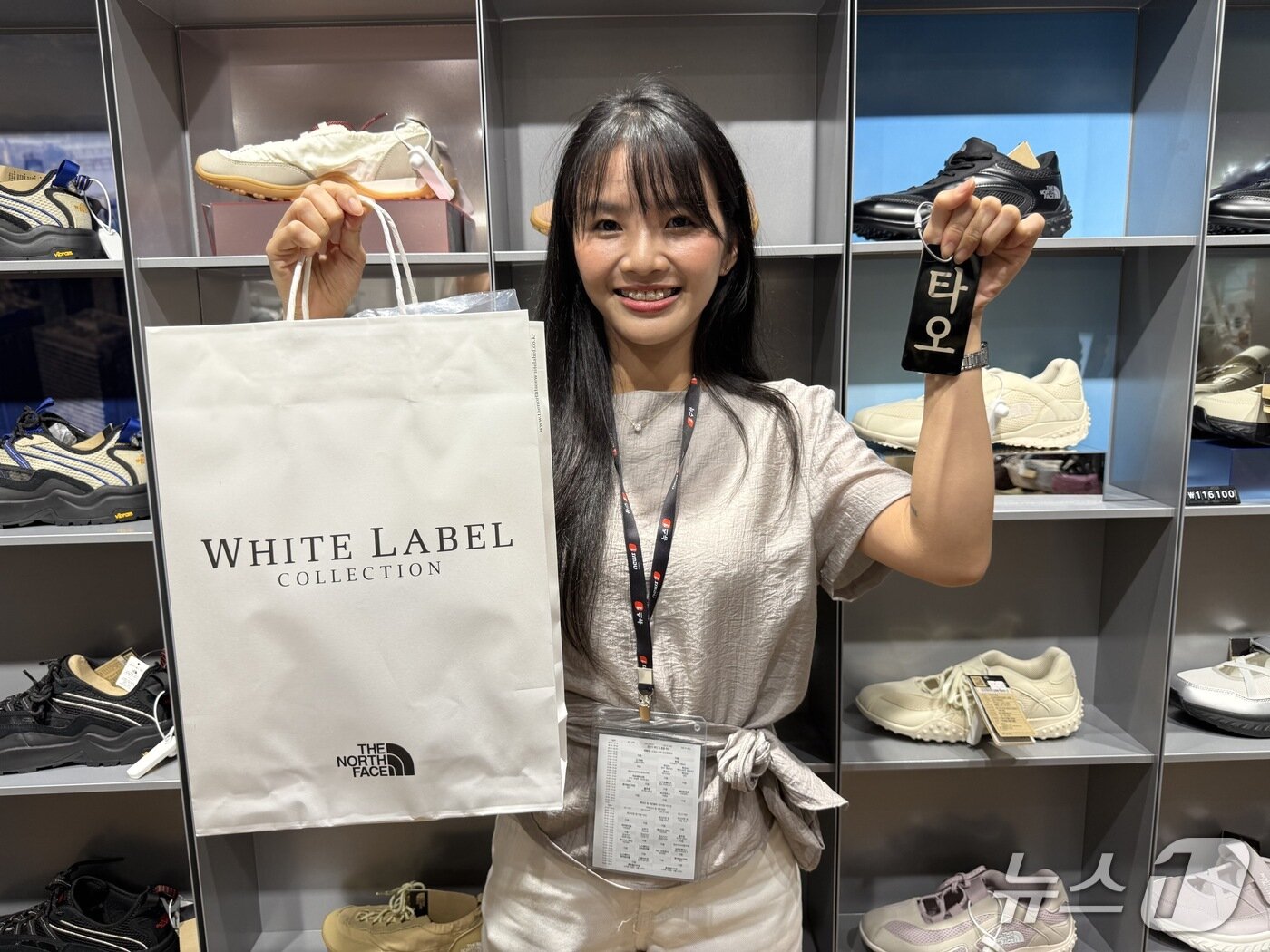 본문 이미지 - 26일 '뉴스1 K-브랜드 글로벌 캠프' 참가자가 노스페이스 화이트라벨 명동 라운지에서 제품을 들고 사진을 찍고 있다. ⓒ 뉴스1 황두현 기자