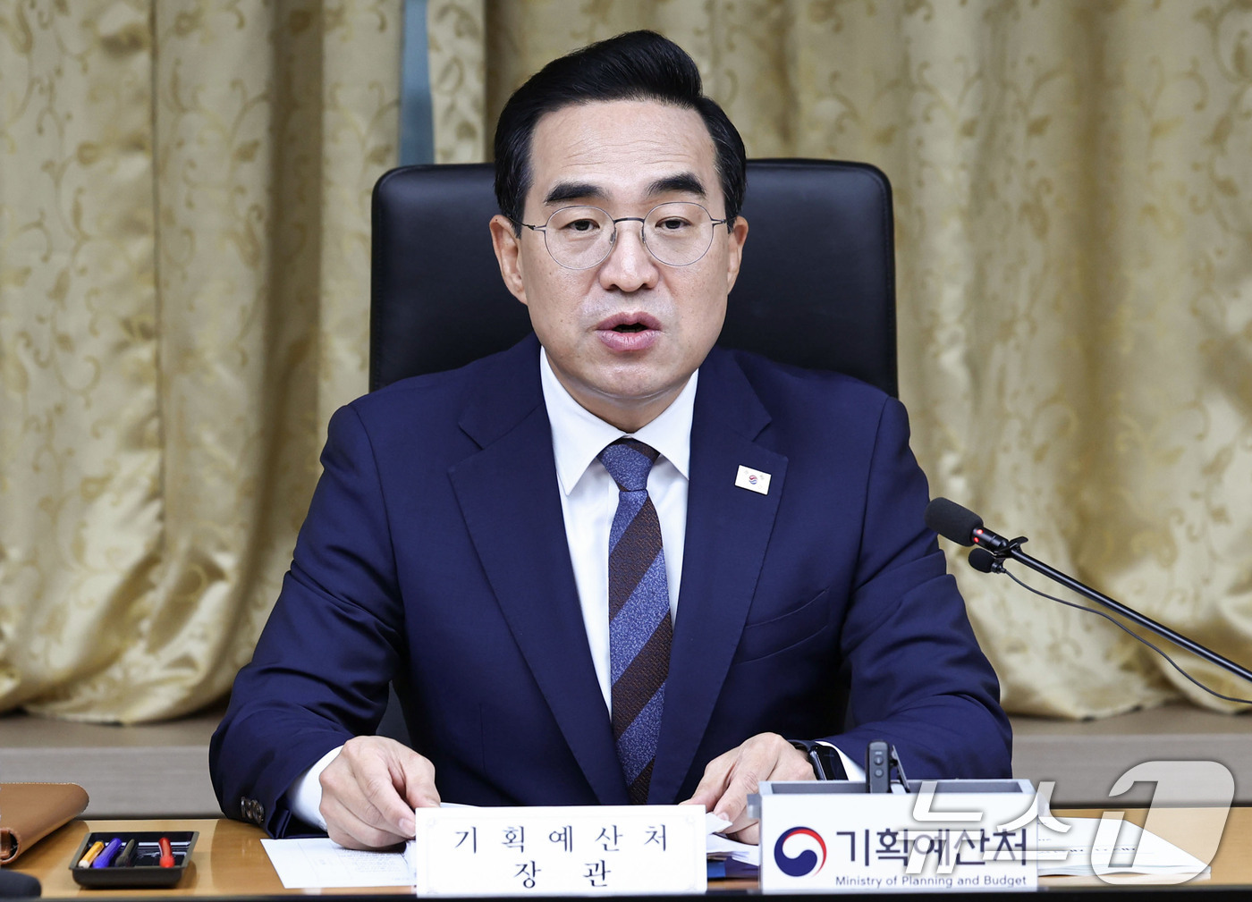 (서울=뉴스1) 이종수 기자 = 박홍근 기획예산처 장관이 27일 오전 서울 중구 예금보험공사에서 열린 제2차 재정운용전략협의회에서 모두발언을 하고 있다. 2026.8.27/뉴스1