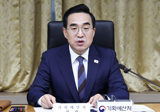 제2차 재정운용전략협의회에서 발언하는 박홍근 장관