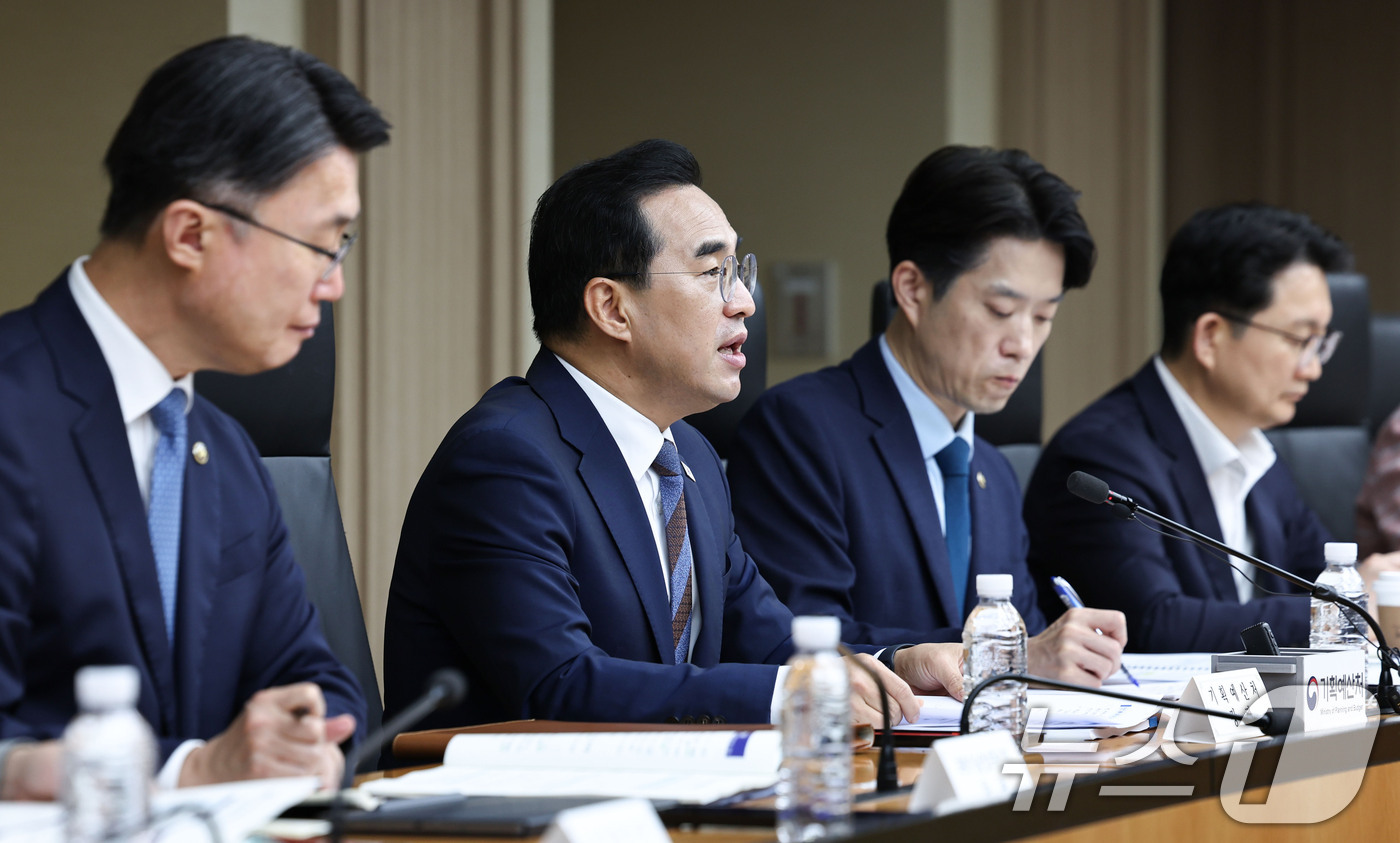 (서울=뉴스1) 이종수 기자 = 박홍근 기획예산처 장관이 27일 오전 서울 중구 예금보험공사에서 열린 제2차 재정운용전략협의회에서 모두발언을 하고 있다. 2026.8.27/뉴스1