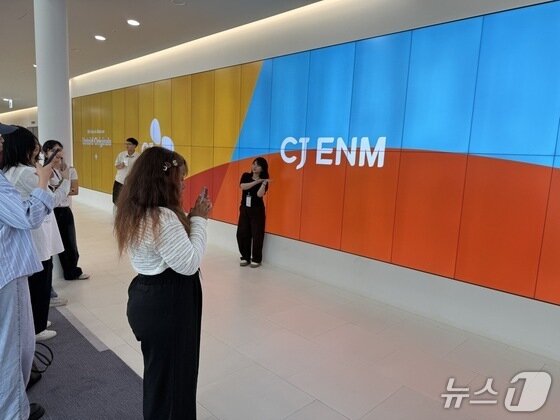 본문 이미지 - 경기 파주시 CJENM 스튜디오 센터에서 2026 'K-브랜드' 글로벌 캠프 참가자들이 기념사진을 찍고 있다. ⓒ 뉴스1 황두현 기자