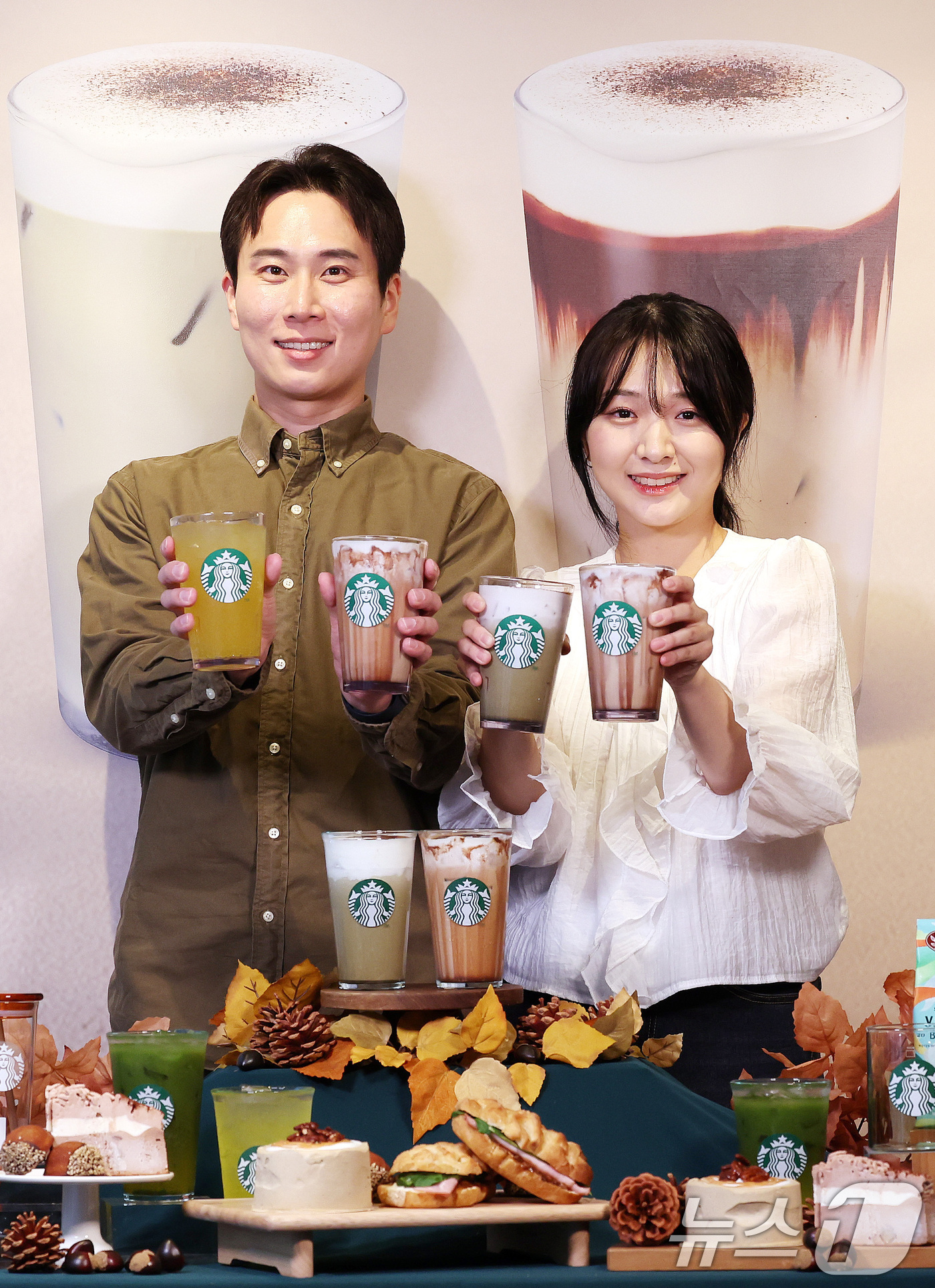 (서울=뉴스1) 박지혜 기자 = 27일 서울 중구 스타벅스 한국프레스센터점에서 모델들이 가을 시즌을 맞아 선보이는 ‘블랙 글레이즈드 라떼’와 호지차를 활용한 신메뉴 ‘호지 글레이즈 …