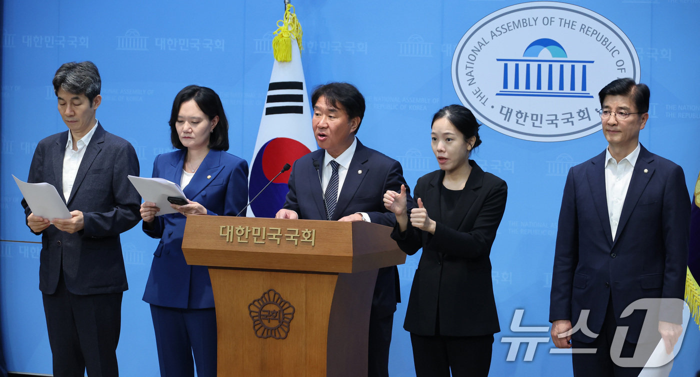 (서울=뉴스1) 신웅수 기자 = 이기헌 의원을 비롯한 더불어민주당 선관위 국조특위 위원들이 27일 서울 여의도 국회 소통관에서 6.3 지방선거 재검표 무산 관련 기자회견을 하고 있 …