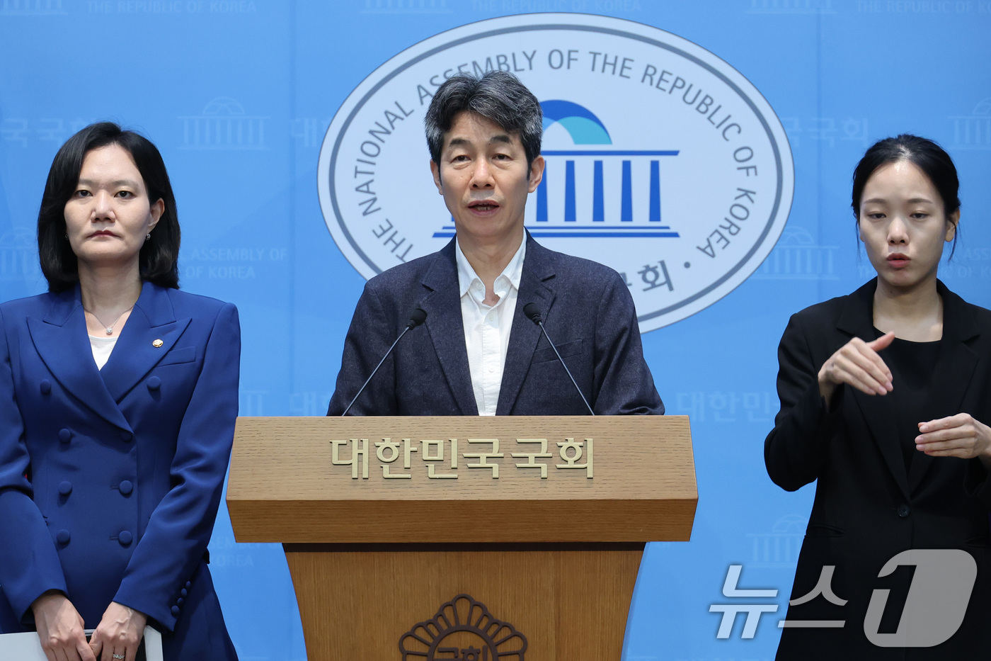 (서울=뉴스1) 신웅수 기자 = 윤건영 의원을 비롯한 더불어민주당 선관위 국조특위 위원들이 27일 서울 여의도 국회 소통관에서 6.3 지방선거 재검표 무산 관련 기자회견을 하고 있 …