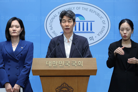 재검표 무산 관련 기자회견하는 윤건영