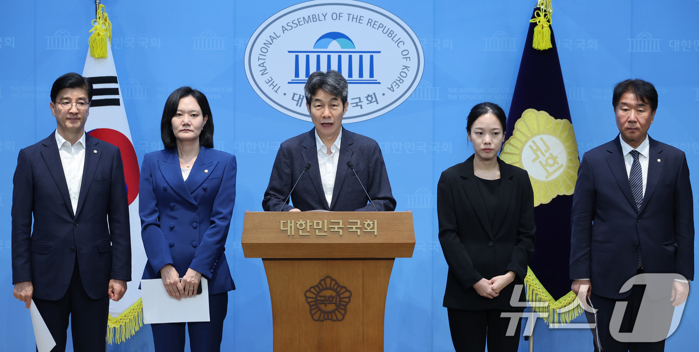 (서울=뉴스1) 신웅수 기자 = 윤건영 의원을 비롯한 더불어민주당 선관위 국조특위 위원들이 27일 서울 여의도 국회 소통관에서 6.3 지방선거 재검표 무산 관련 기자회견을 하고 있 …