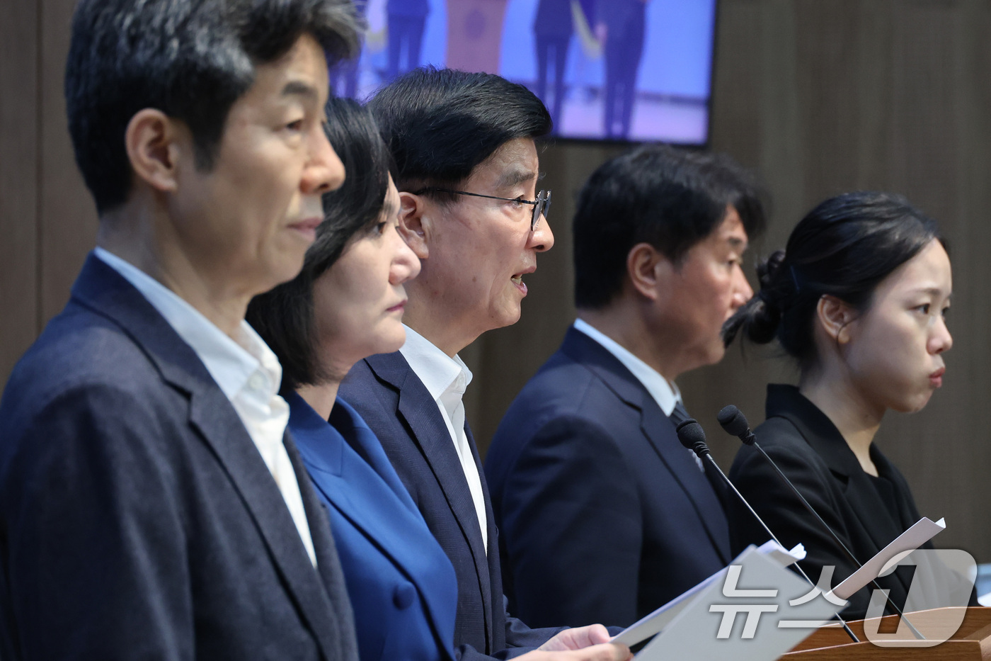 (서울=뉴스1) 신웅수 기자 = 윤건영 의원을 비롯한 더불어민주당 선관위 국조특위 위원들이 27일 서울 여의도 국회 소통관에서 6.3 지방선거 재검표 무산 관련 기자회견을 하고 있 …