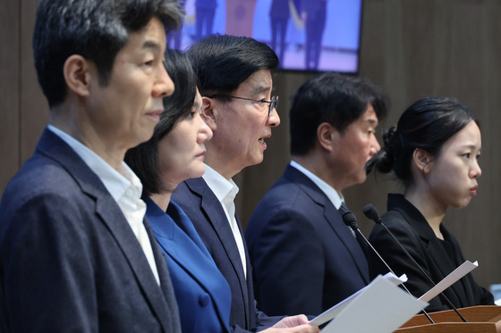 재검표 무산 관련 기자회견하는 민주당