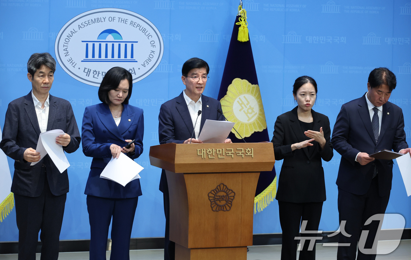 (서울=뉴스1) 신웅수 기자 = 이해식 의원을 비롯한 더불어민주당 선관위 국조특위 위원들이 27일 서울 여의도 국회 소통관에서 6.3 지방선거 재검표 무산 관련 기자회견을 하고 있 …