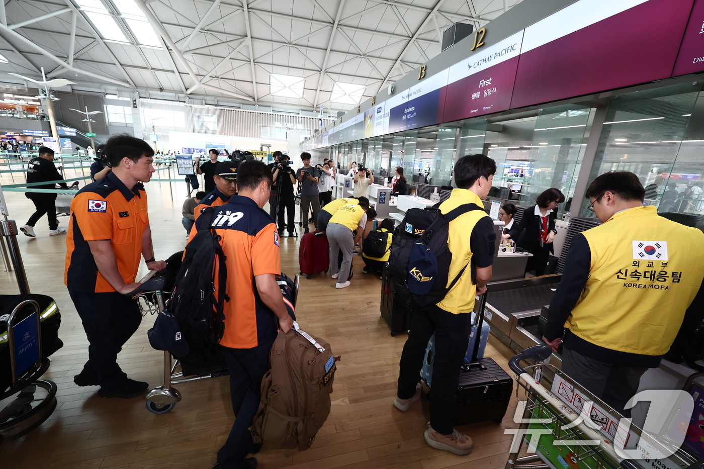(인천공항=뉴스1) 김민지 기자 = 네팔 라수와 지역에서 발생한 홍수로 한국인 9명의 연락이 끊기고 10명이 고립돼 지원을 하기 위해 소방청·경찰청 등 정부합동 신속대응팀이 27일 …