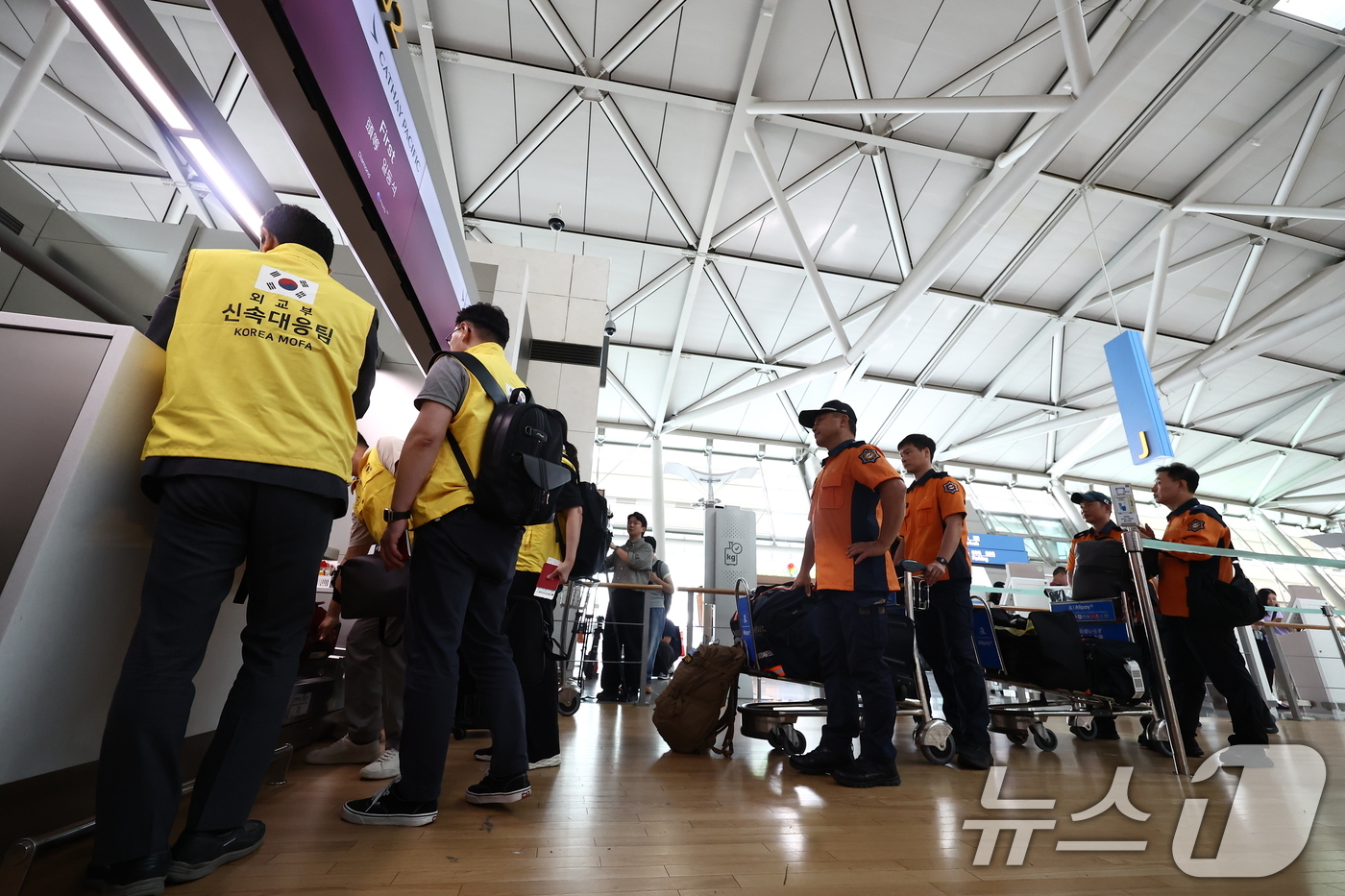 (인천공항=뉴스1) 김민지 기자 = 네팔 라수와 지역에서 발생한 홍수로 한국인 9명의 연락이 끊기고 10명이 고립돼 지원을 하기 위해 소방청·경찰청 등 정부합동 신속대응팀이 27일 …