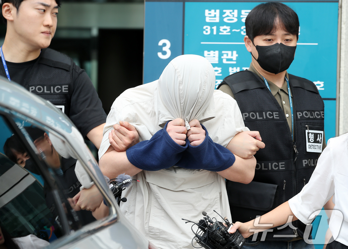 (대구=뉴스1) 공정식 기자 = 20대 중국인 여성 유학생을 살해한 혐의(살인 등)를 받는 A 씨가 27일 오전 구속 전 피의자 심문(영장실질심사)을 마친 뒤 대구지방법원을 나서고 …