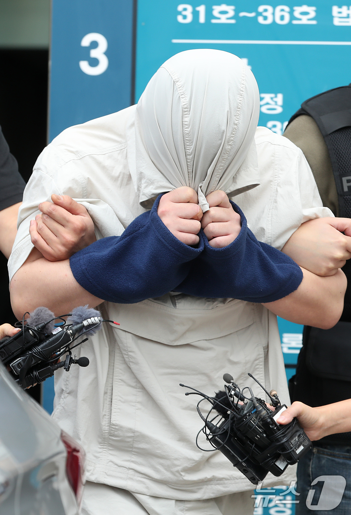 (대구=뉴스1) 공정식 기자 = 20대 중국인 여성 유학생을 살해한 혐의(살인 등)를 받는 A 씨가 27일 오전 구속 전 피의자 심문(영장실질심사)을 마친 뒤 대구지방법원을 나서고 …