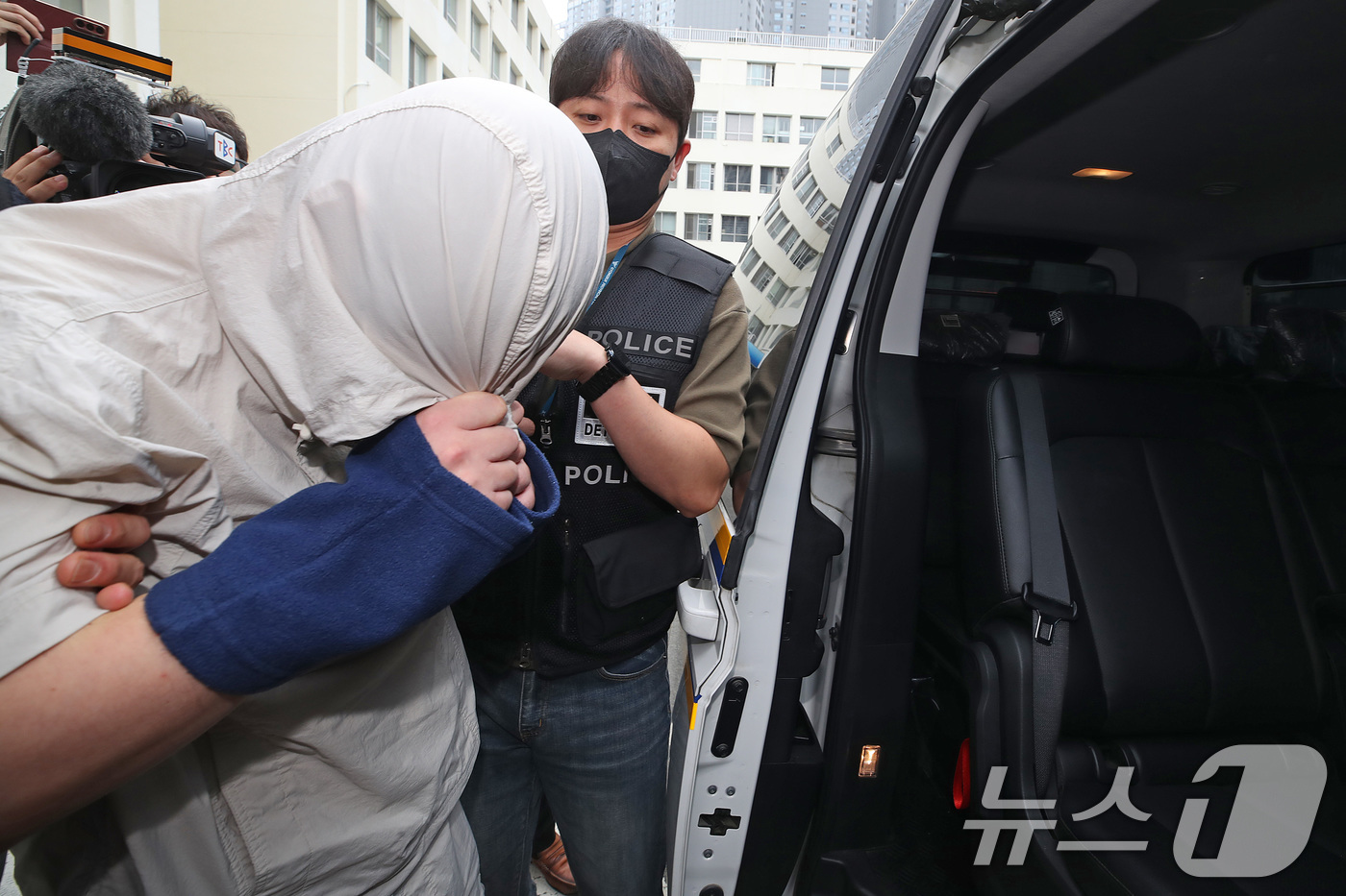 (대구=뉴스1) 공정식 기자 = 20대 중국인 여성 유학생을 살해한 혐의(살인 등)를 받는 A 씨가 27일 오전 구속 전 피의자 심문(영장실질심사)을 마친 뒤 경찰 호송차에 오르고 …