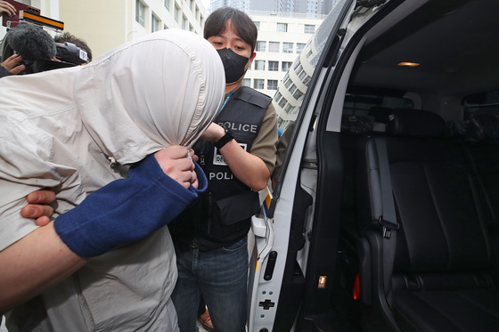 경찰 호송차 오르는 중국인 유학생 살해 피의자