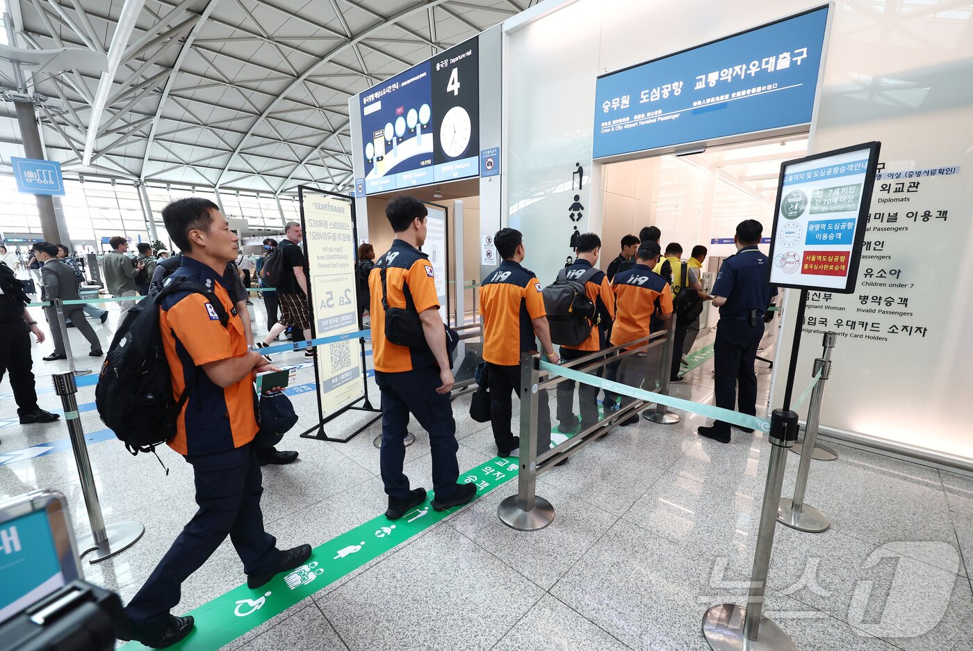 본문 이미지 - 네팔 라수와 지역에서 발생한 홍수로 한국인 9명의 연락이 끊기고 10명이 고립돼 지원을 하기 위해 외교부·소방청·경찰청 등으로 구성된 정부합동 신속대응팀이 27일 오후 인천국제공항을 통해 출국하고 있다. 2026.8.27 ⓒ 뉴스1 김민지 기자