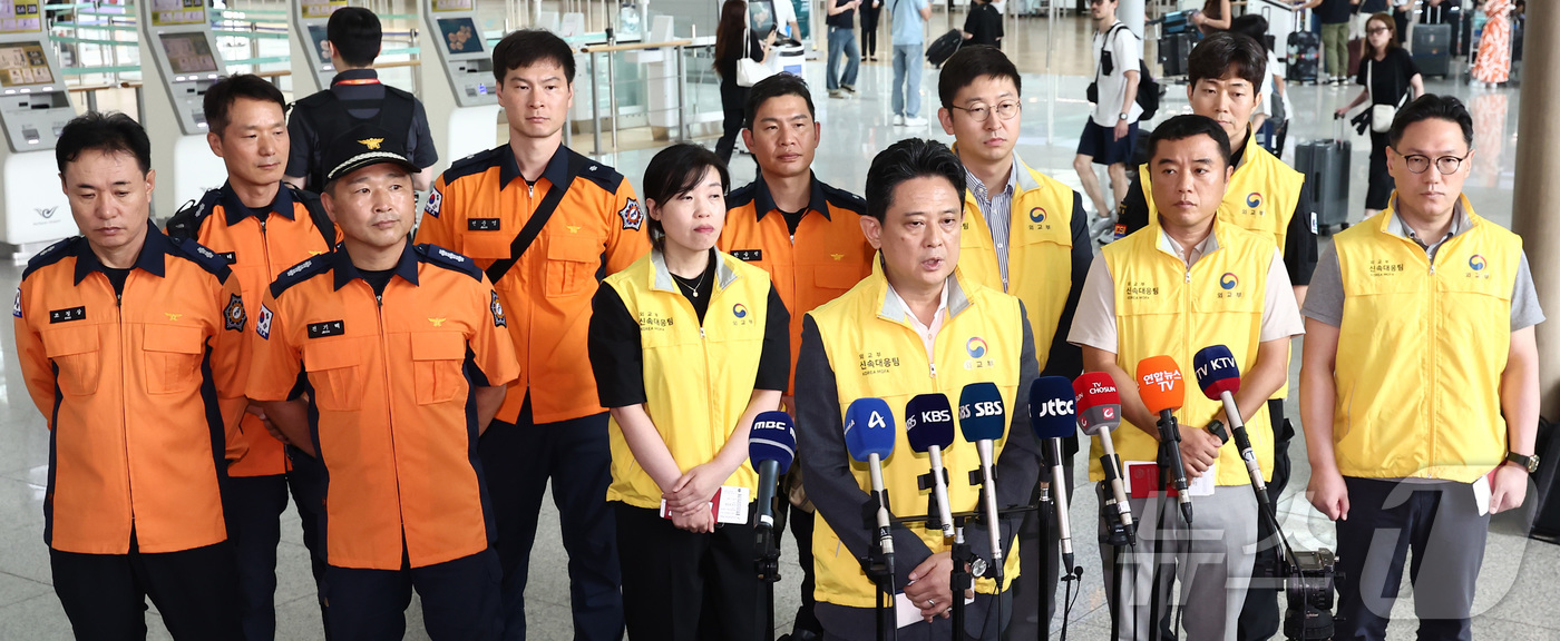 (인천공항=뉴스1) 김민지 기자 = 네팔 라수와 지역에서 발생한 홍수로 한국인 9명의 연락이 끊기고 10명이 고립돼 지원을 하기 위해 임상우 정부합동 신속대응팀 단장이 27일 오후 …