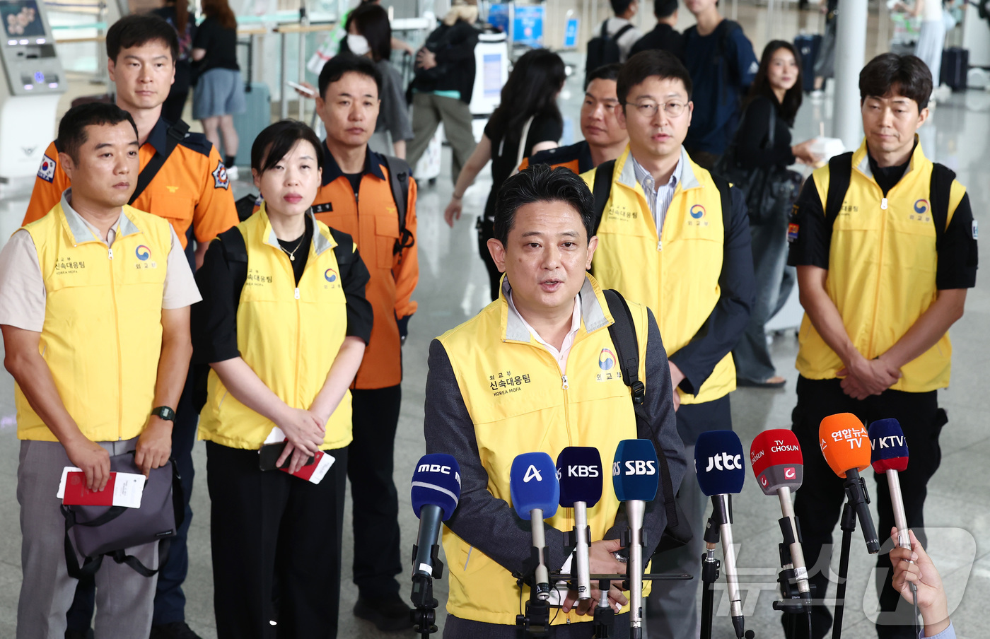(인천공항=뉴스1) 김민지 기자 = 네팔 라수와 지역에서 발생한 홍수로 한국인 9명의 연락이 끊기고 10명이 고립돼 지원을 하기 위해 임상우 정부합동 신속대응팀 단장이 27일 오후 …