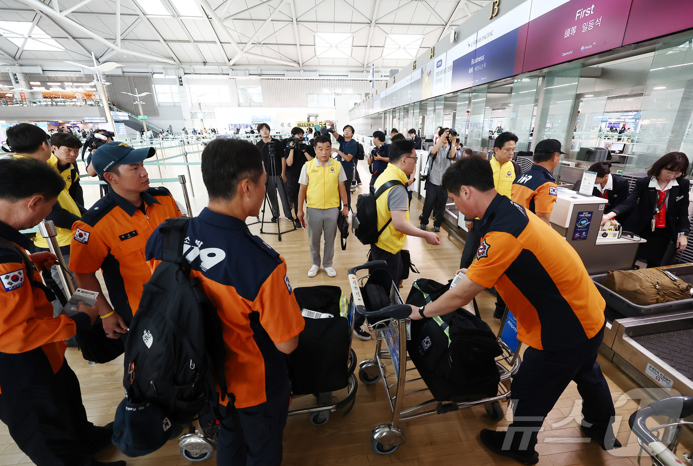 (인천공항=뉴스1) 김민지 기자 = 네팔 라수와 지역에서 발생한 홍수로 한국인 9명의 연락이 끊기고 10명이 고립돼 지원을 하기 위해 외교부·소방청·경찰청 등으로 구성된 정부합동 …